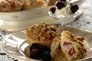 Muffins of blackberry, pistachio, chamomile and orange