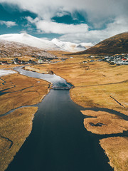 Flüsse von oben auf ein Dorf von oben Faroe islands Hochformat