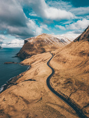 Strassen und Flüsse von oben Drohnen Aufnahme Kurve von Oben Faroe Islands