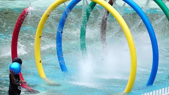 HD 1080 super slow springer spray in the pool