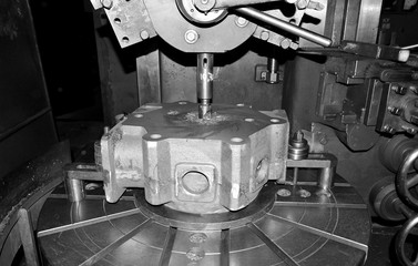 обработка крышки дизельного двигателя на карусельном станке.