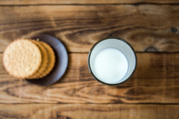 Obraz na płótnie Canvas cookies and milk on wooden background