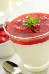 パンナコッタの苺ソースがけ