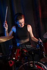 Obraz na płótnie Canvas Female drummer playing drums
