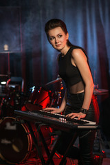 Obraz na płótnie Canvas Young woman playing keyboard