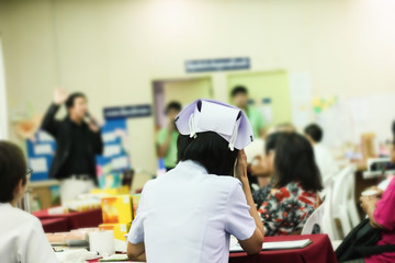 Obraz premium Back or rare view a nurse on blur background group of people in hospital event