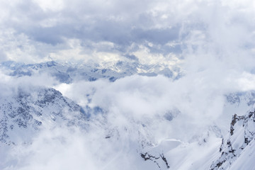 Blick auf die Berge und Täler der schneebedeckten Alpen 