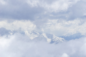 Fototapeta na wymiar Die riesigen schneebedeckten Berge der bayrischen Alpen 