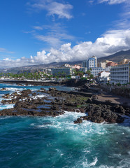 Puerto de la Cruz - Blick über die Felsenküste ins Zentrum des Urlaubsortes auf Teneriffa 