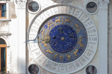 Obraz premium Starożytny astronomiczny zegar zodiakalny w starym europejskim mieście
