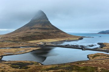 Islanda, la terra dei vichinghi. Il monte Kirkjufell e la sua laguna.