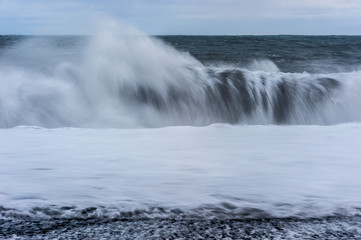 Islanda, la terra dei vichinghi. Onde dell'oceano sulla spiaggia nera di Vik.