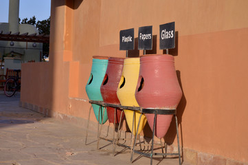 разноцветные урны