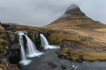 Islanda, la terra dei vichinghi. Panorama del monte Kirkjufell con cascate e torrente