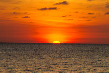 Obraz premium sunset view at the beach with extreme color 