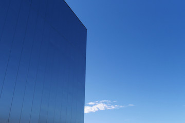 Le ciel donne ses couleur au bardage du cinéma de Rodez