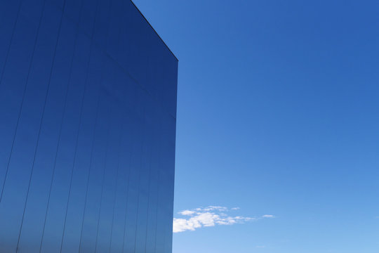 Le ciel donne ses couleur au bardage du cin&eacute;ma de Rodez