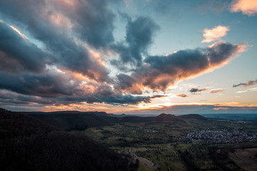 Sonnenuntergangs Wolken über Neuffen
