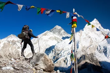 Crédence de cuisine en verre imprimé Everest Mount Everest with tourist and prayer flags