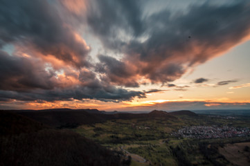 Dramatisches Abendrot über dem Vorland der Schwäbischen Alb und über Neuffen