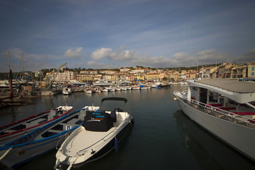 Fototapeta na wymiar Francia,il paese di Cassis e il porto turistico.