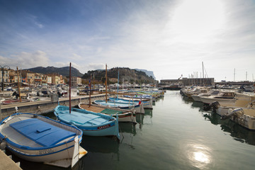 Fototapeta na wymiar Francia,il paese di Cassis e il porto turistico.
