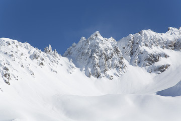 Naklejka premium montagnes enneigées au soleil