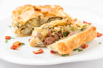 Torta salata ripiena di carne di maiale, patate e cipolla 