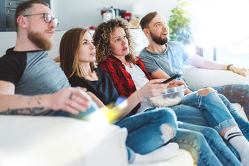 Obraz premium Friends watching tv