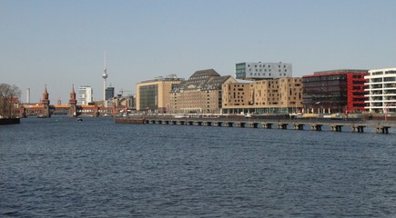 Fototapeta premium Berliner Spreepanorama mit Oberbaumbrücke und Osthafen