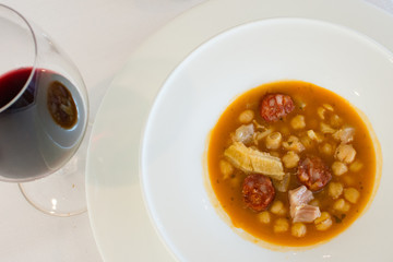 Potaje tradicional de garbanzos y callos.