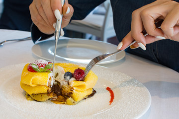 Postre de crepes rellenas