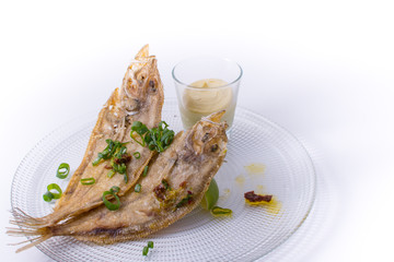 Pescado rebozado frito con lima.
