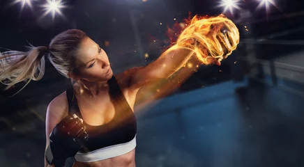 Abwaschbare Fototapete Kampfkunst Junge blonde Frau mit Feuerfaust