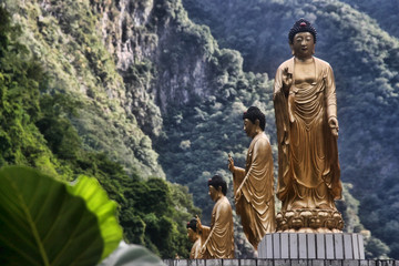Fototapeta na wymiar Large gilded statues in Taroko Gorge, Taiwan