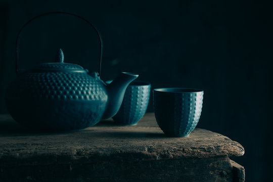 Teapot and cups on wooden table