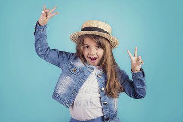 Obraz na płótnie Canvas retrato de niña feliz con sombrero sobre fondo azul