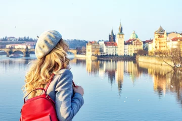 Abwaschbare Fototapete Prag Touristische Mädchen entdecken Prag, Tschechische Republik. Blick auf die Karlsbrücke im Hintergrund. Schönheit Stadtbild