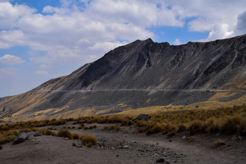 Fototapeta na wymiar Straße im nicht aktiven, erloschenen Vulkan Nevado de Toluca, Xinantécatl, Gebirge, Mexiko