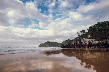Obraz premium Alone traveler on the deserted ocean coast, North Spain