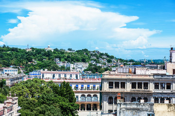 Obraz premium Havanna Gebäude an Hauptstraße auf Kuba