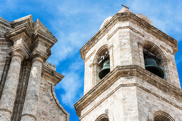 Obraz premium Havanna Gebäude an Hauptstraße auf Kuba