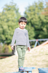 Fototapeta premium 公園で遊ぶ男の子