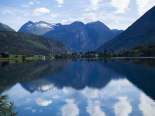 Naklejka na ściany i meble Vistas del paisaje de montaña reflejada en el lago Nedrefloen, en el verano de 2017 en Noruega