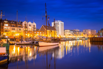 Obraz premium Marina at Motlawa river in Gdansk at night, Poland