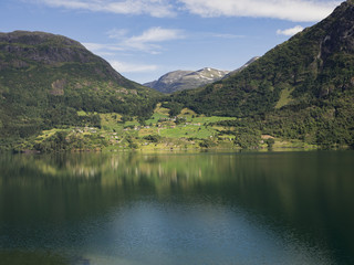 Naklejka na ściany i meble Vistas de montañas en el lago Oppstrynsvatnet de Noruega, en el verano de 2017