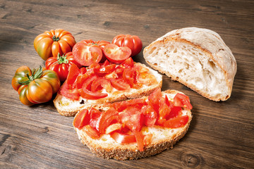 Bread oil and tomato. Appetizing very fresh food typical of the Mediterranean diet, seasoned with the addition of salt and pepper.
