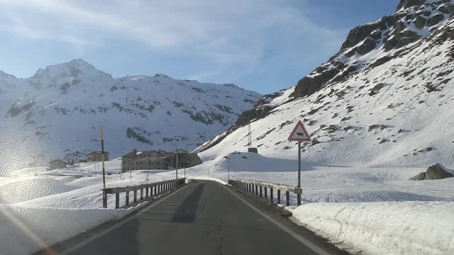Strada di alta montagna in inverno