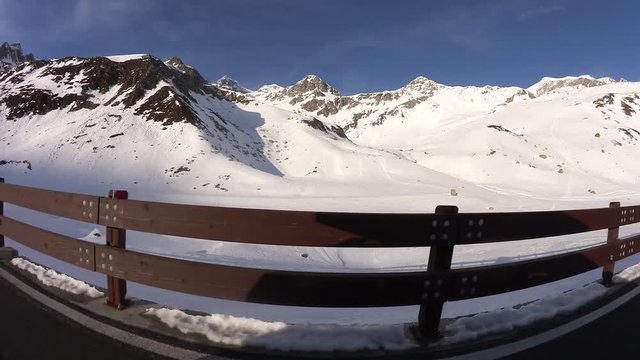 Strada di montagna con neve 