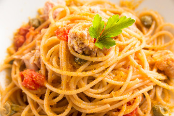 Spaghetti con tonno, bottarga, pomodoro e capperi, Cucina Mediterranea 